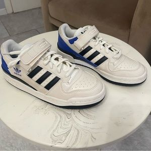 Size 7 1/2 womens adidias shoes. Never worn. New.